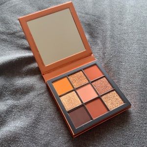 Huda Beauty “Topaz Obsessions” Palette